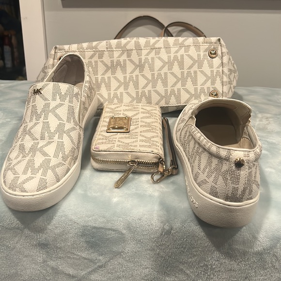 MK used cream shoes purse and wallet size 9 - Picture 5 of 5